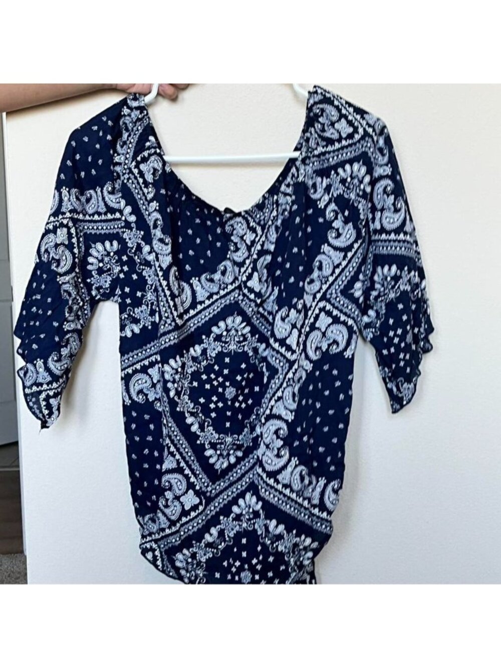 Navy blue paisley print wrap top with tie detail. Size: S #wraptop #boho